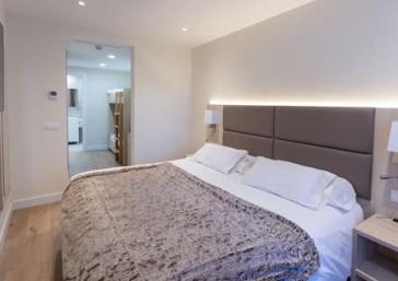 Habitacions quadruples, amb vistes sobre el riu Ter