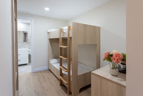 Habitacions quadruples, amb vistes sobre el riu Ter