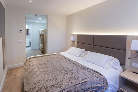 Habitacions quadruples, amb vistes sobre el riu Ter